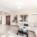 Golden Coral Villa Peyia
