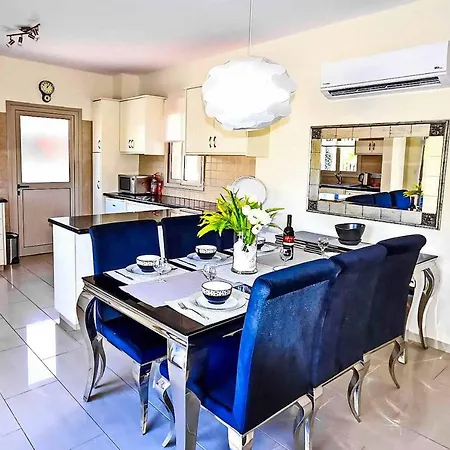 Golden Coral Villa *
