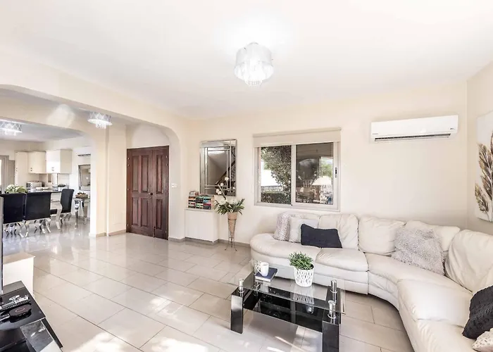 Golden Coral Villa Peyia