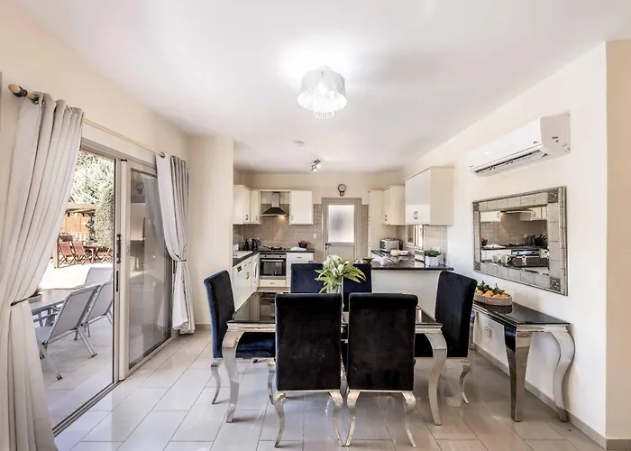 Golden Coral Villa Peyia