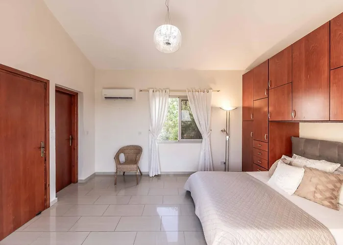 Golden Coral Villa Peyia