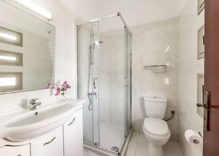 Golden Coral * Peyia