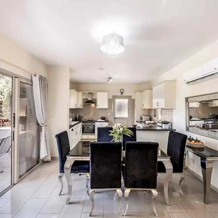 Golden Coral Villa Peyia