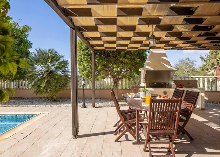 Golden Coral Villa *