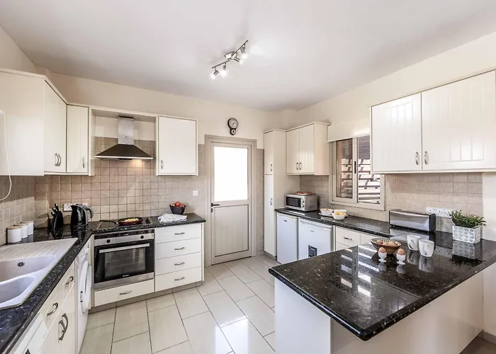 Golden Coral * Peyia